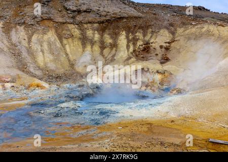 Seltun Geothermie Gebiet in Krysuvik, Landschaft mit dampfenden heißen Quellen und orange und blaue Farben des Schwefelbodens, Island. Stockfoto