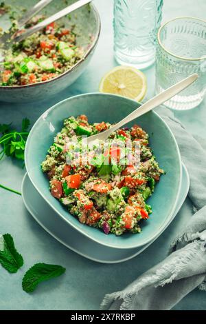 Tabbouleh-Salat. Frischer hausgemachter Tabouli-Salat mit frischer Petersilie, Zwiebeln, Tomaten und Hanfsamen. Stockfoto
