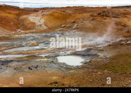 Seltun Geothermie Gebiet in Krysuvik, Landschaft mit dampfenden heißen Quellen und orange Farben des Schwefelbodens, Island. Stockfoto