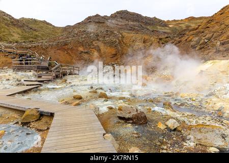 Krysuvik, Island, 14.05.22. Landschaft des Seltun geothermischen Gebiets in Krysuvik mit kochenden heißen Quellen, gelben und orangen Farben von Schwefelhügeln und Stockfoto