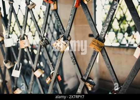 Der Vintage-Look sorgt für einen weichen Fokus als Symbol der Liebe zu Freunden und Liebenden. Vorhängeschlösser sind am alten Turm in Deutschland angebracht Stockfoto