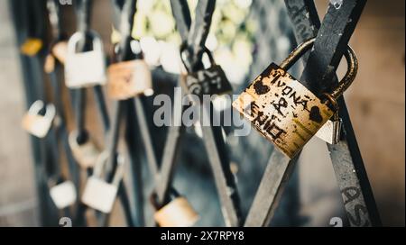 Der Vintage-Look sorgt für einen weichen Fokus als Symbol der Liebe zu Freunden und Liebenden. Vorhängeschlösser sind am alten Turm in Deutschland angebracht Stockfoto