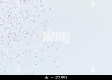 Silbernes Kristallkonfetti auf blauem Hintergrund. Festliches Konzept mit Platz für Text. Stockfoto