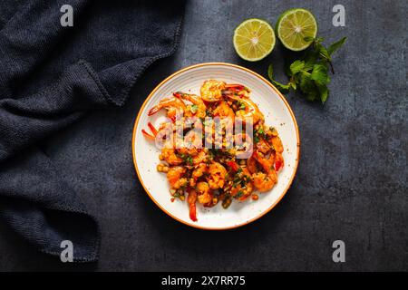 Selektiver Fokus von Butter Knoblauch Garnelen mit schwarzem Hintergrund. Stockfoto