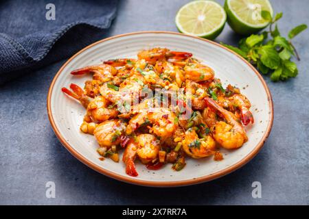 Selektiver Fokus von Butter Knoblauch Garnelen mit schwarzem Hintergrund. Stockfoto