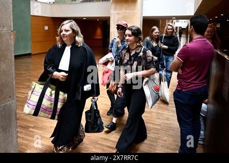 ©PHOTOPQR/LE PROGRES/Joël PHILIPPON - Lyon 21/05/2024 - procès tableau Claude Monet aspergé de Soupe. - Procès tableau Claude Monet aspergé de Soupe. Deux militantes du collectif riposte Alimentaire jugé a Lyon pour avoir aspergé avec de la soupe un tableau de Claude Monet au Musée des Beaux-Arts de Lyon. ICI avec leurs avocates Maître Dubost et Maître Laurène Griotier. LYON FRANKREICH 21. MAI 2024 Probegemälde Claude Monet in Suppe übergossen. Zwei Aktivisten des Riposte Alimentaire Kollektivs versuchten in Lyon, ein Gemälde von Claude Monet im Museum of Fine Arts in Lyon mit s übergossen zu haben Stockfoto