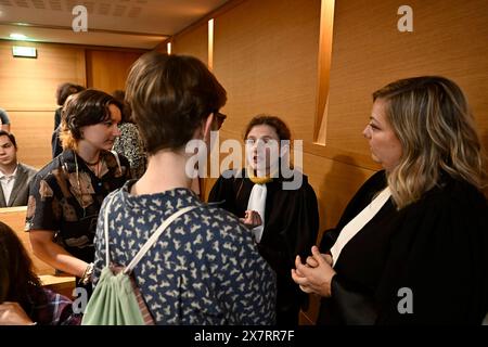 ©PHOTOPQR/LE PROGRES/Joël PHILIPPON - Lyon 21/05/2024 - procès tableau Claude Monet aspergé de Soupe. - Procès tableau Claude Monet aspergé de Soupe. Deux militantes du collectif riposte Alimentaire jugé a Lyon pour avoir aspergé avec de la soupe un tableau de Claude Monet au Musée des Beaux-Arts de Lyon. ICI avec leurs avocates Maître Dubost et Maître Laurène Griotier. LYON FRANKREICH 21. MAI 2024 Probegemälde Claude Monet in Suppe übergossen. Zwei Aktivisten des Riposte Alimentaire Kollektivs versuchten in Lyon, ein Gemälde von Claude Monet im Museum of Fine Arts in Lyon mit s übergossen zu haben Stockfoto