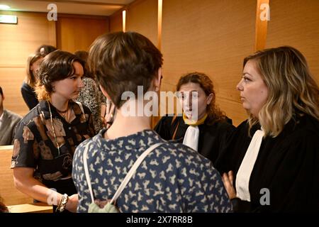 ©PHOTOPQR/LE PROGRES/Joël PHILIPPON - Lyon 21/05/2024 - procès tableau Claude Monet aspergé de Soupe. - Procès tableau Claude Monet aspergé de Soupe. Deux militantes du collectif riposte Alimentaire jugé a Lyon pour avoir aspergé avec de la soupe un tableau de Claude Monet au Musée des Beaux-Arts de Lyon. ICI avec leurs avocates Maître Dubost et Maître Laurène Griotier. LYON FRANKREICH 21. MAI 2024 Probegemälde Claude Monet in Suppe übergossen. Zwei Aktivisten des Riposte Alimentaire Kollektivs versuchten in Lyon, ein Gemälde von Claude Monet im Museum of Fine Arts in Lyon mit s übergossen zu haben Stockfoto