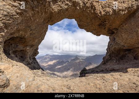 Die Felsformation Ventana del Bentayga (Fenster nach Bentayga) mit dem Gipfel Roque Bentayga dahinter, Grand Canary, Spanien. Stockfoto