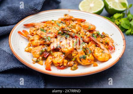 Selektiver Fokus von Butter Knoblauch Garnelen mit schwarzem Hintergrund. Stockfoto