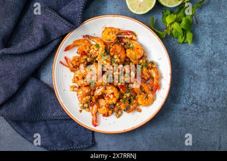 Selektiver Fokus von Butter Knoblauch Garnelen mit schwarzem Hintergrund. Stockfoto