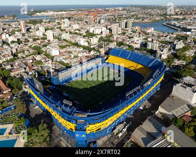 Wunderschöner Blick aus der Luft auf das Fußballstadion La Bombonera für Boca Juniors, mit der Stadt Buenos Aires im Hintergrund. Stockfoto