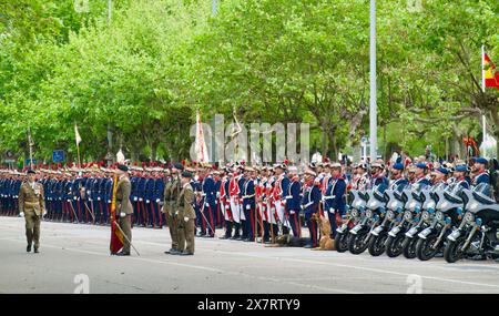 Spanische Soldaten ziehen die spanische Flagge für die Bürger, um Loyalität zu zeigen, indem sie die Flagge Mesones Santander Kantabria Spanien am 12. Mai 2024 küssen Stockfoto