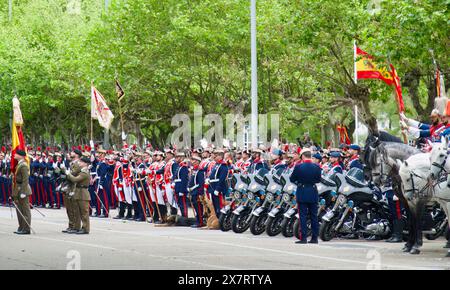 Spanische Soldaten ziehen die spanische Flagge für die Bürger, um Loyalität zu zeigen, indem sie die Flagge Mesones Santander Kantabria Spanien am 12. Mai 2024 küssen Stockfoto