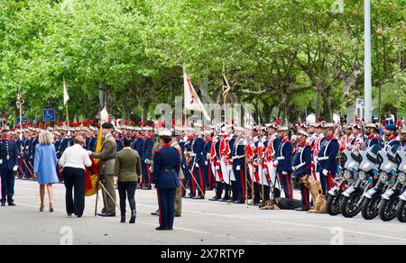 Spanische Soldaten ziehen die spanische Flagge für die Bürger, um Loyalität zu zeigen, indem sie die Flagge Mesones Santander Kantabria Spanien am 12. Mai 2024 küssen Stockfoto