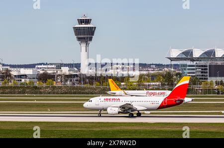 München, Deutschland, 6. April 2024: Ein Airbus A319-111 von Iberia startet vom Flughafen München. Registrierung EC-KUB. Dahinter befindet sich ein Airbus A320-251N von Stockfoto