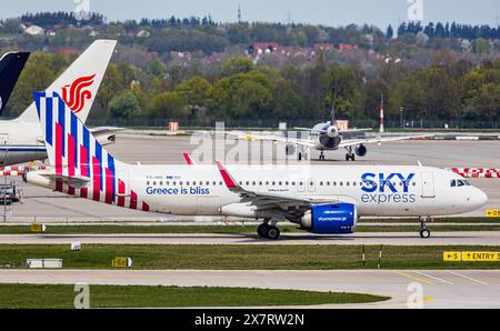München, Deutschland, 6. April 2024: Ein Airbus A320-251N vom Sky Express Greece fährt mit dem Taxi zur Start- und Landebahn am Flughafen München. Registrierung SX-NIG. (Foto: Andre Stockfoto