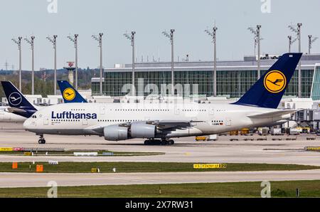 München, Deutschland, 6. April 2024: Ein Lufthansa Airbus A380-861 Taxis zum Terminal am Flughafen München. Registrierung D-AIMM. (Foto: Andreas Haas/dieBil Stockfoto