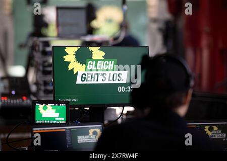 Europawahlkampfauftakt die Gruenen DEU, Deutschland, Deutschland, Berlin, 13.05.2024 Monitor mit Slogan gleich gehts los beim Wahlkampfauftakt der Gruenen Buendnis 90 die Gruenen zur Europawahl 2024 in Berlin Deutschland en: Monitor mit Slogan Lassen Sie uns starten zu Beginn der Kampagne für die Grünen Allianz 90 die Grünen für die Europawahlen 2024 in Berlin Deutschland *** Europawahlen-Auftakt die Gruenen DEU, Deutschland, Berlin, 13 05 2024 Monitor mit Slogan gleich gehts los beim Wahlkampfauftakt der Gruenen Buendnis 90 die Gruenen zur Europawahl 2024 in BER Stockfoto