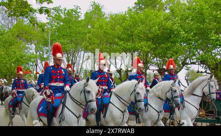 Militärische Ausstellung der Königlichen Garde in Uniform auf dem Pferderücken Mesones Santander Cantabria Spanien 12. Mai 2024 Stockfoto