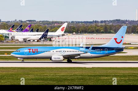 München, 6. April 2024: Eine Boeing 737-8K5 von TUI Fly startet vom Flughafen München. Registrierung D-ATUJ. (Foto: Andreas Haas/dieBildmanufak Stockfoto