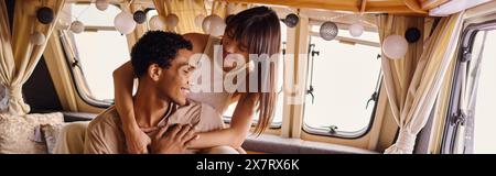 Ein Mann und eine Frau unterschiedlicher Ethnien genießen sich gegenseitig Gesellschaft. Stockfoto