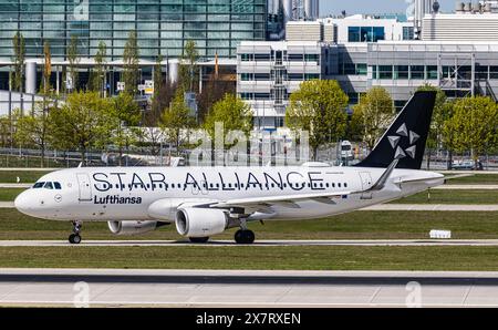 München, 6. April 2024: Ein Lufthansa Airbus A320-214 fährt mit dem Taxi zur Start- und Landebahn am Flughafen München. Das Flugzeug hat eine Star Alliance-Lackierung. (Foto von und Stockfoto