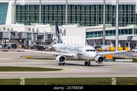 München, 6. April 2024: Ein Lufthansa Airbus A320-214 fährt mit dem Taxi zur Start- und Landebahn am Flughafen München. Das Flugzeug hat eine Star Alliance-Lackierung. (Foto von und Stockfoto