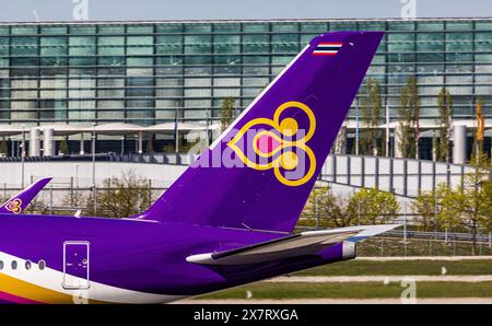 München, Deutschland, 6. April 2024: Heckflosse eines Thai Airways Airbus A350-941 mit dem Logo der Fluggesellschaft. (Foto: Andreas Haas/dieBildmanufaktur Stockfoto