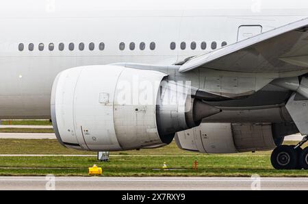 Die Boeing 777-3DE(er) der Swiss International Airlines trägt zwei General Electric GE90-115BL (kurz GE 90) Turbofan-Motoren. Registrierung des Stockfoto