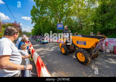 Aktion während des Downhill-Seifenboxen-Derbys in Great Dunmow Essex im Mai 2024 Stockfoto