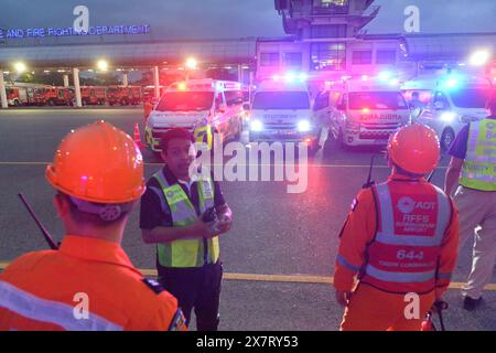 Bangkok, Thailand. Mai 2024. Notfallhelfer werden vor dem Flughafen Suvarnabhumi in Bangkok, Thailand, am 21. Mai 2024 gesehen. Schwere Turbulenzen auf dem Flug SQ321 der Singapore Airlines von London nach Singapur haben einen Passagier getötet und 30 weitere verletzt, was eine Notlandung am Suvarnabhumi Airport in Thailands Hauptstadt Bangkok am Dienstag erforderlich machte, sagten die thailändischen Behörden. Quelle: Rachen Sageamsak/Xinhua/Alamy Live News Stockfoto