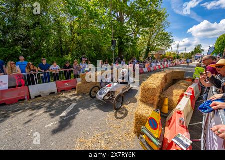 Aktion während des Downhill-Seifenboxen-Derbys in Great Dunmow Essex im Mai 2024 Stockfoto