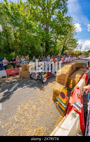 Aktion während des Downhill-Seifenboxen-Derbys in Great Dunmow Essex im Mai 2024 Stockfoto