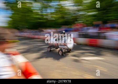 Aktion während des Downhill-Seifenboxen-Derbys in Great Dunmow Essex im Mai 2024 Stockfoto