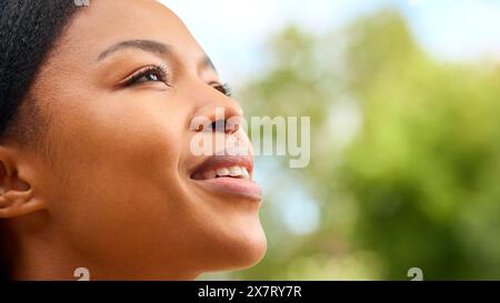 Nahaufnahme Porträt Einer Lächelnden Frau Draußen Auf Dem Land Entspannend Stockfoto