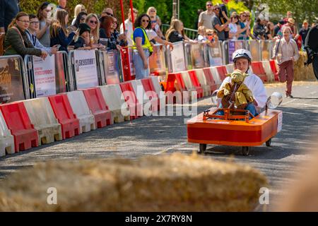 Aktion während des Downhill-Seifenboxen-Derbys in Great Dunmow Essex im Mai 2024 Stockfoto