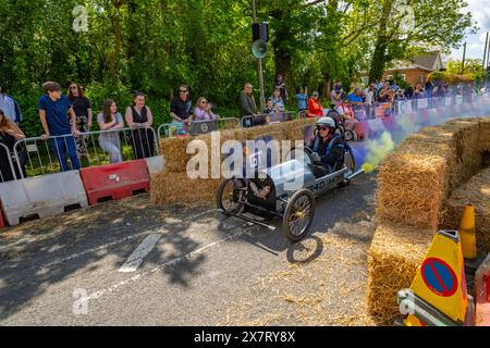 Aktion während des Downhill-Seifenboxen-Derbys in Great Dunmow Essex im Mai 2024 Stockfoto