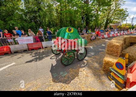 Aktion während des Downhill-Seifenboxen-Derbys in Great Dunmow Essex im Mai 2024 Stockfoto