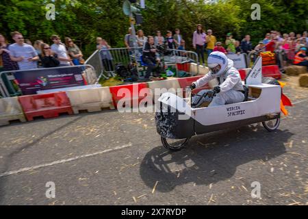 Aktion während des Downhill-Seifenboxen-Derbys in Great Dunmow Essex im Mai 2024 Stockfoto