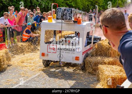 Aktion während des Downhill-Seifenboxen-Derbys in Great Dunmow Essex im Mai 2024 Stockfoto