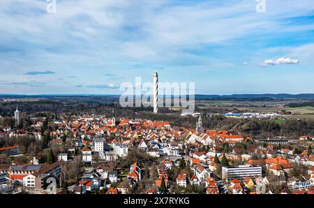 Rottweil, Deutschland, 2. März 2024: Blick über die Stadt Rottweil. Der TK Elevator Testturm mit einer Höhe von 246 Metern ist gut sichtbar. (Foto von A Stockfoto