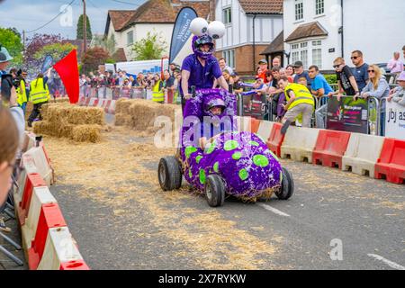 Aktion während des Downhill-Seifenboxen-Derbys in Great Dunmow Essex im Mai 2024 Stockfoto