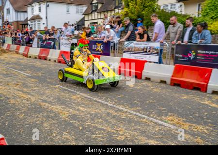 Aktion während des Downhill-Seifenboxen-Derbys in Great Dunmow Essex im Mai 2024 Stockfoto