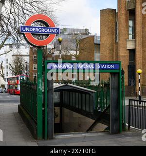 London, Großbritannien - 23. März 2024; Eingang mit Namen und Rundzeichen an der Warwick Avenue Station in der U-Bahn Stockfoto