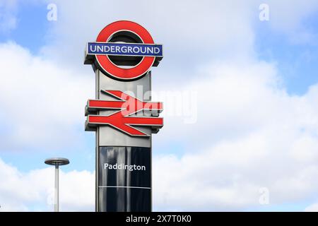 London, Großbritannien - 23. März 2024; Rundlauf- und Doppelpfeilschilder am Bahnhof London Paddington Stockfoto