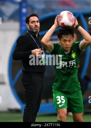 Qingdao, Chinas Provinz Shandong. Mai 2024. Ricardo Soares (L), Cheftrainer von Peking Guoan, reagiert während des 13. Runde Spiels zwischen Qingdao Hainiu und Peking Guoan in der Chinesischen Super League (CSL) 2024 in Qingdao, ostchinesischer Provinz Shandong, am 21. Mai 2024. Quelle: Li Ziheng/Xinhua/Alamy Live News Stockfoto