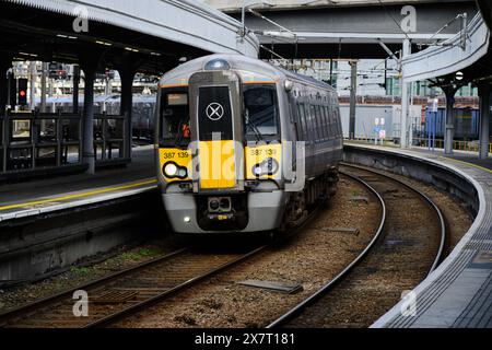 London, Großbritannien - 23. März 2024; Heathrow Express Passagierzug, der London Paddington vom Flughafen anfährt Stockfoto