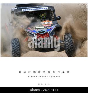 Peking, Chinas nordwestliche autonome Region Xinjiang Uygur. Mai 2024. Der chinesische Fahrer Li Yu und sein Pilot Miao Jinhua aus China treten am 21. Mai 2024 bei der Taklimakan Rallye in Kashgar, Chinas nordwestlicher autonomer Region Xinjiang Uygur, an 2024. Quelle: Chen Shuo/Xinhua/Alamy Live News Stockfoto