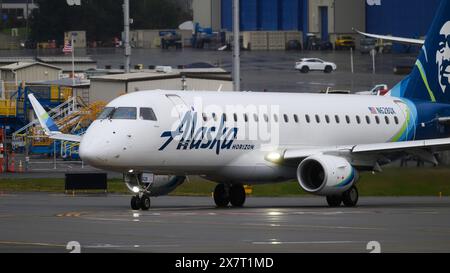 Everett, WA, USA – 21. Februar 2024; Alaska Airlines Horizon Air Embraer ERJ-175 fahrend mit Lichtern in Nahaufnahme Stockfoto